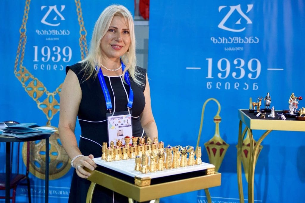 Judit and the Polgar sisters analyze her game against Kasparov